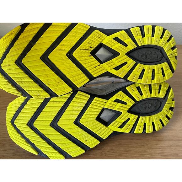 Brooks Men's Ricochet 2 White Athletic Sneakers - Picture 8 of 8